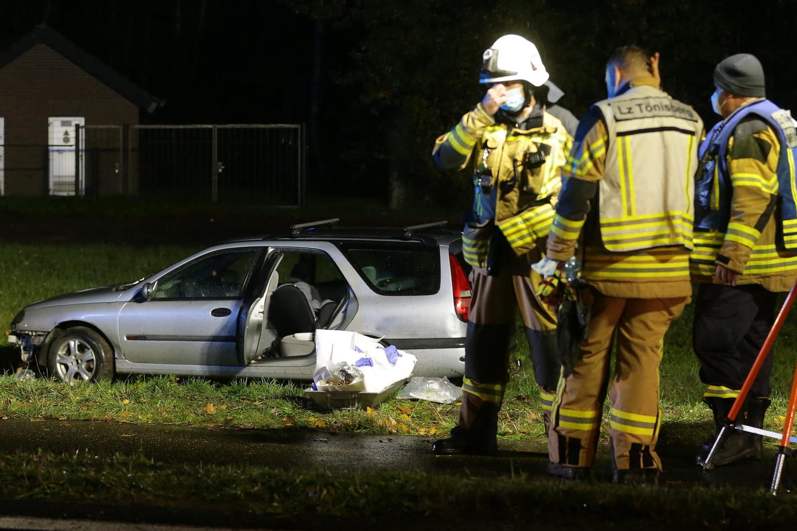 Das Unfall-Auto steht neben der Straße auf einer Wiese: Der Autofahrer ist aus bislang ungeklärter Ursache von der Fahrbahn abgekommen.