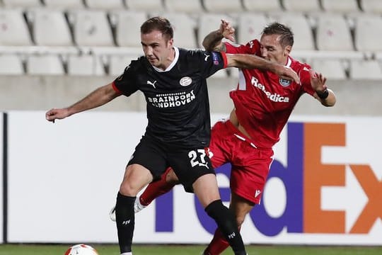 Eindhovens Mario Götze (l) im Zweikampf mit Nikosias Eric Bautheac.