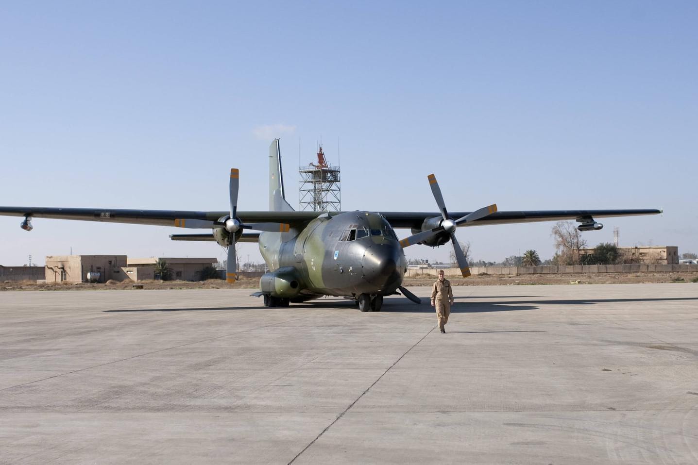 Ein Flugzeug der Bundeswehr im Irak: Die Höchstzahl der eingesetzten Soldaten wird um 200 auf nun 500 verringert.