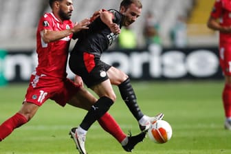 Mario Götze: Der PSV-Star (r.) hatte es gegen die bissigen Zyprer von Omonia Nikosia nicht leicht.