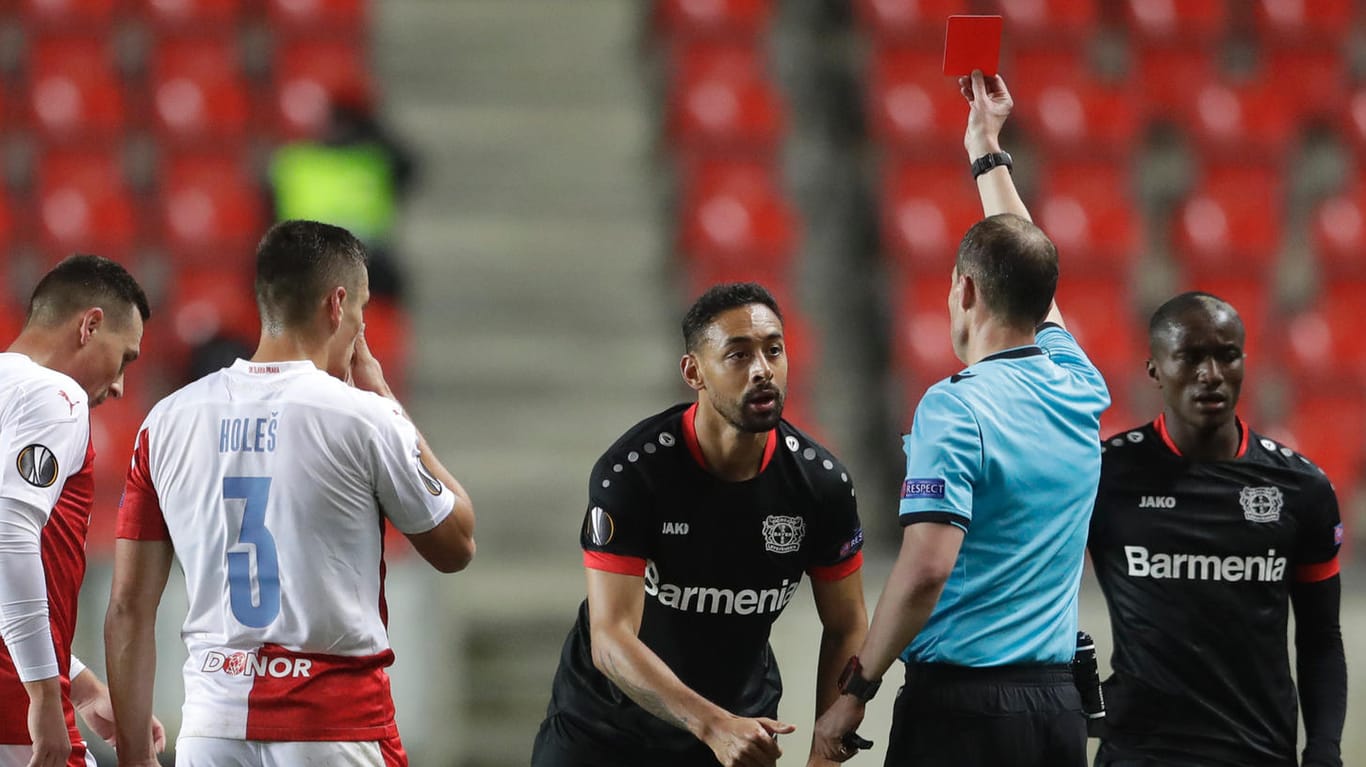 Karim Bellarabi (m.) sieht eine umstrittene Rote Karte: Der Ex-Nationalspieler musste schon in der ersten Hälfte vom Platz.