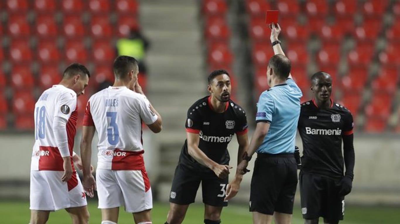 Leverkusens Karim Bellarabi (M) sieht nach seinem Foul an Slavias Lukas Provod die Rote Karte.