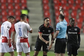 Leverkusens Karim Bellarabi (M) sieht nach seinem Foul an Slavias Lukas Provod die Rote Karte.
