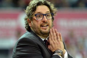 Nach zwei technischen Fouls wurde Bayern-Trainer Andrea Trinchieri aus dem Innenraum verwiesen.