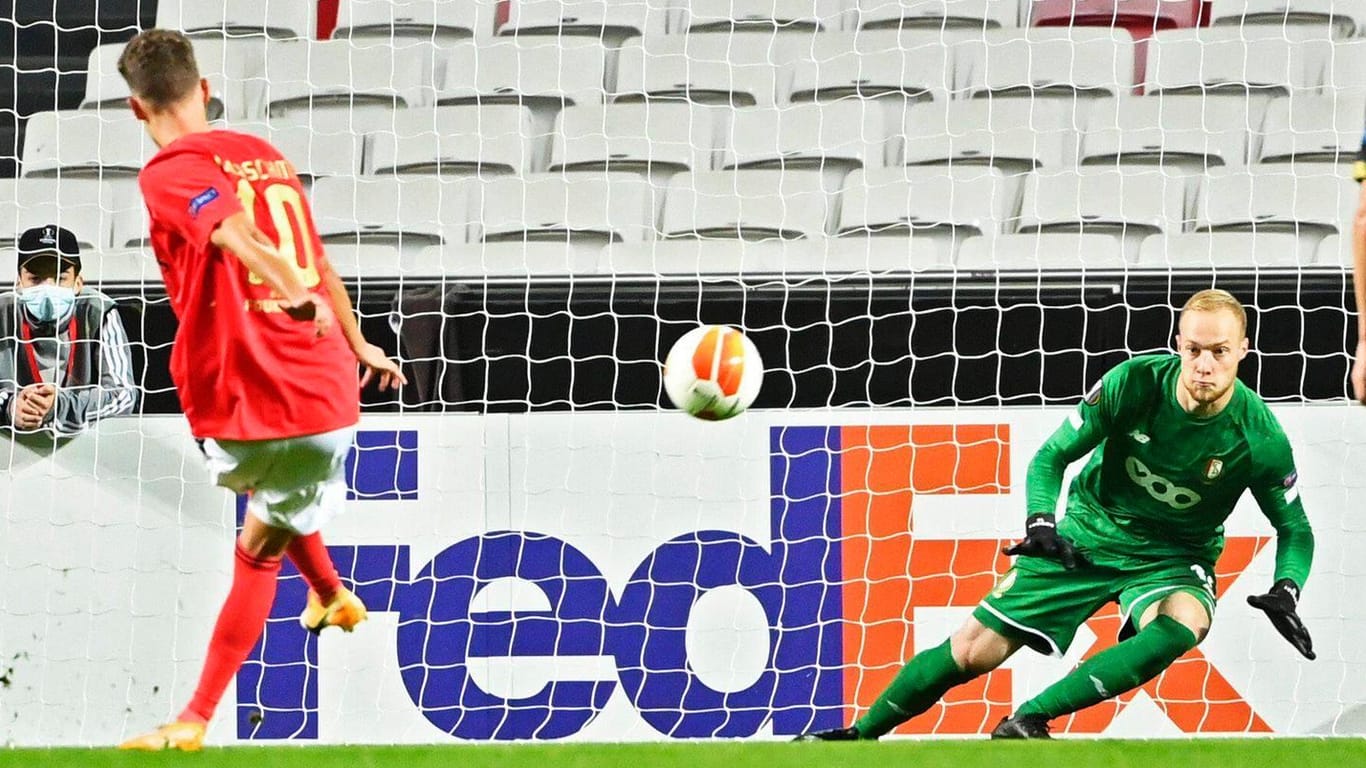 Luca Waldschmidt (l.) eiskalt: Der Nationalspieler verwandelt einen Elfmeter für Benfica.