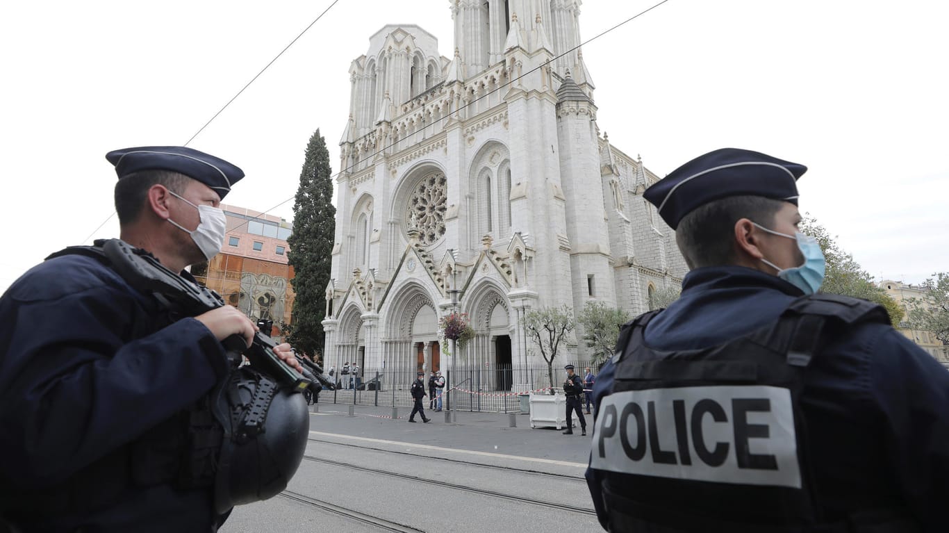Schwerbewaffnete Polizisten halten vor der Kirche Notre-Dame in Nizza Wache: Dort hatte ein Angreifer zuvor drei Menschen getötet.