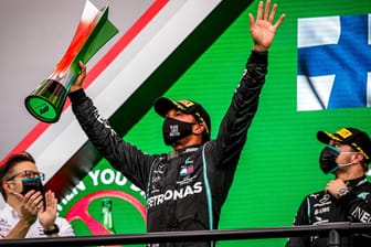 In überragender Form: Lewis Hamilton bei der Siegesfeier nach dem Großen Preis von Portugal.