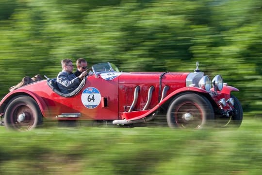 Bella Macchina in Bella Italia: Die Mille Miglia richtet sich eher an solventere Oldtimer-Besitzer oder auch an Werke, die ihren musealen Kostbarkeiten aus der Sammlung stilechten Auslauf gönnen wollen.