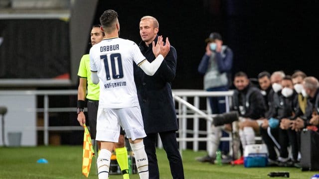 Hoffenheims Munas Dabbur bejubelt sein Tor zum 4:1 mit Trainer Sebastian Hoeneß.