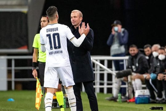 Hoffenheims Munas Dabbur bejubelt sein Tor zum 4:1 mit Trainer Sebastian Hoeneß.