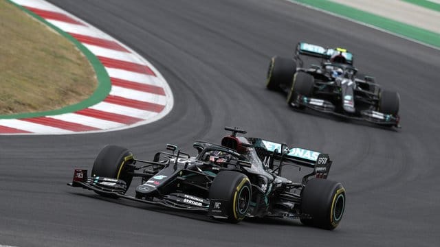 Lewis Hamilton (l) und Valtteri Bottas können in Imola den Konstrukteurs-Titel für Mercedes perfekt machen.