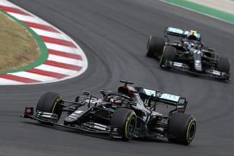 Lewis Hamilton (l) und Valtteri Bottas können in Imola den Konstrukteurs-Titel für Mercedes perfekt machen.