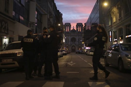 Anti-Terror-Ermittler wollen in Nizza prüfen, ob der Tatverdächtige Komplizen hatte.