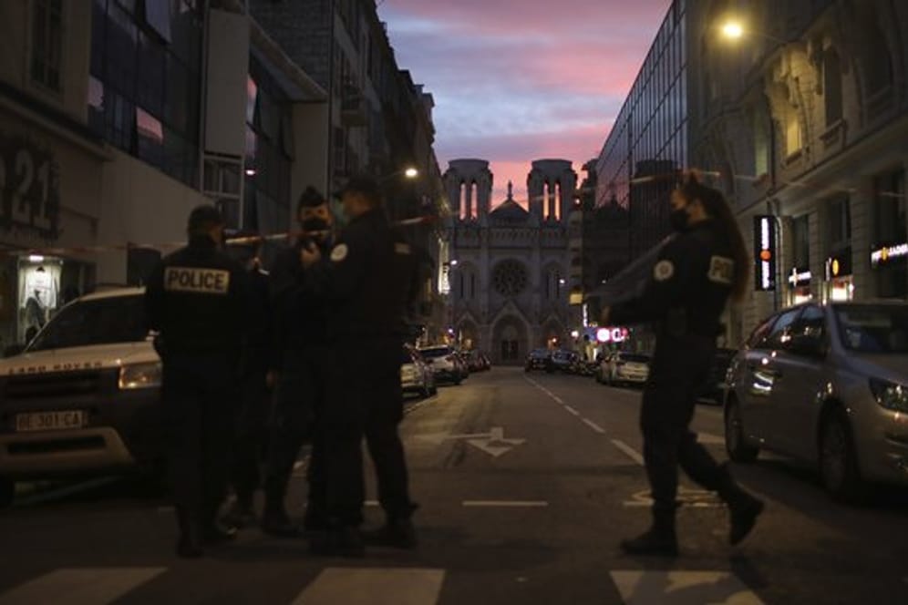 Anti-Terror-Ermittler wollen in Nizza prüfen, ob der Tatverdächtige Komplizen hatte.