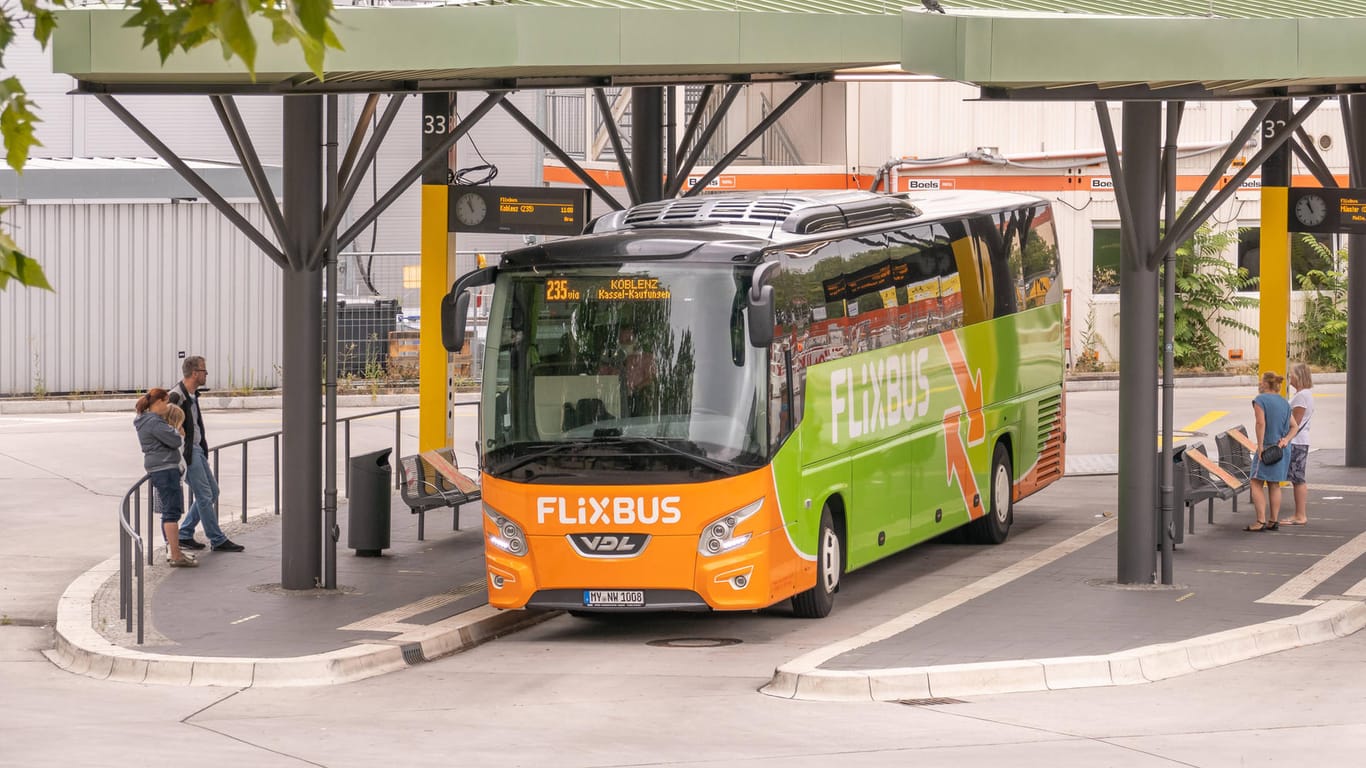 Ein Flixbus am ZOB Berlin: Das Unternehmen stellt seine Fahrten im November vorübergehend ein.