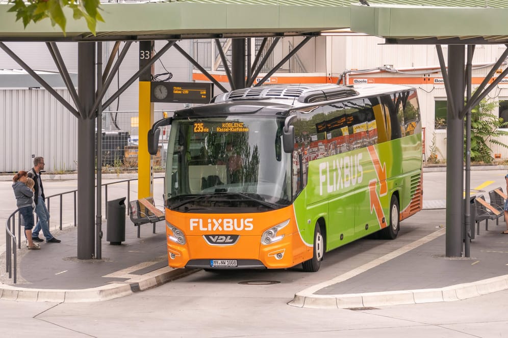 Ein Flixbus am ZOB Berlin: Das Unternehmen stellt seine Fahrten im November vorübergehend ein.