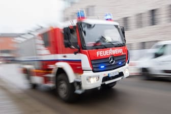 Ein Fahrzeug der Feuerwehr: In Nürtingen sind zwei Menschen bei einem Hausbrand gestorben.