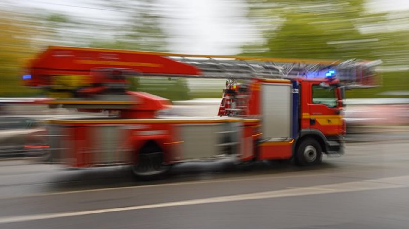 Ein Feuerwehrfahrzeug im Einsatz: Bei einem Brand im Reihenhaus starb eine Person.