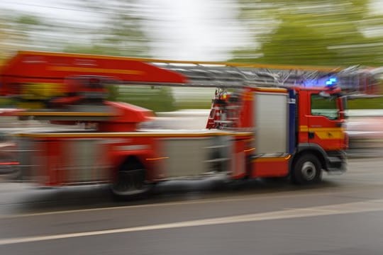 Ein Feuerwehrfahrzeug im Einsatz: Bei einem Brand im Reihenhaus starb eine Person.