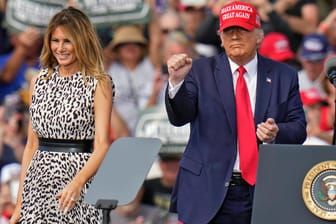 Donald und Melania Trump beim Wahlkampf in Tampa, Florida: Der Präsident hetzt in diesen Tagen durchs Land.