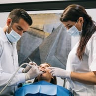 Besuch beim Zahnarzt (Symbolbild): Zähne können schnell ins Geld gehen.