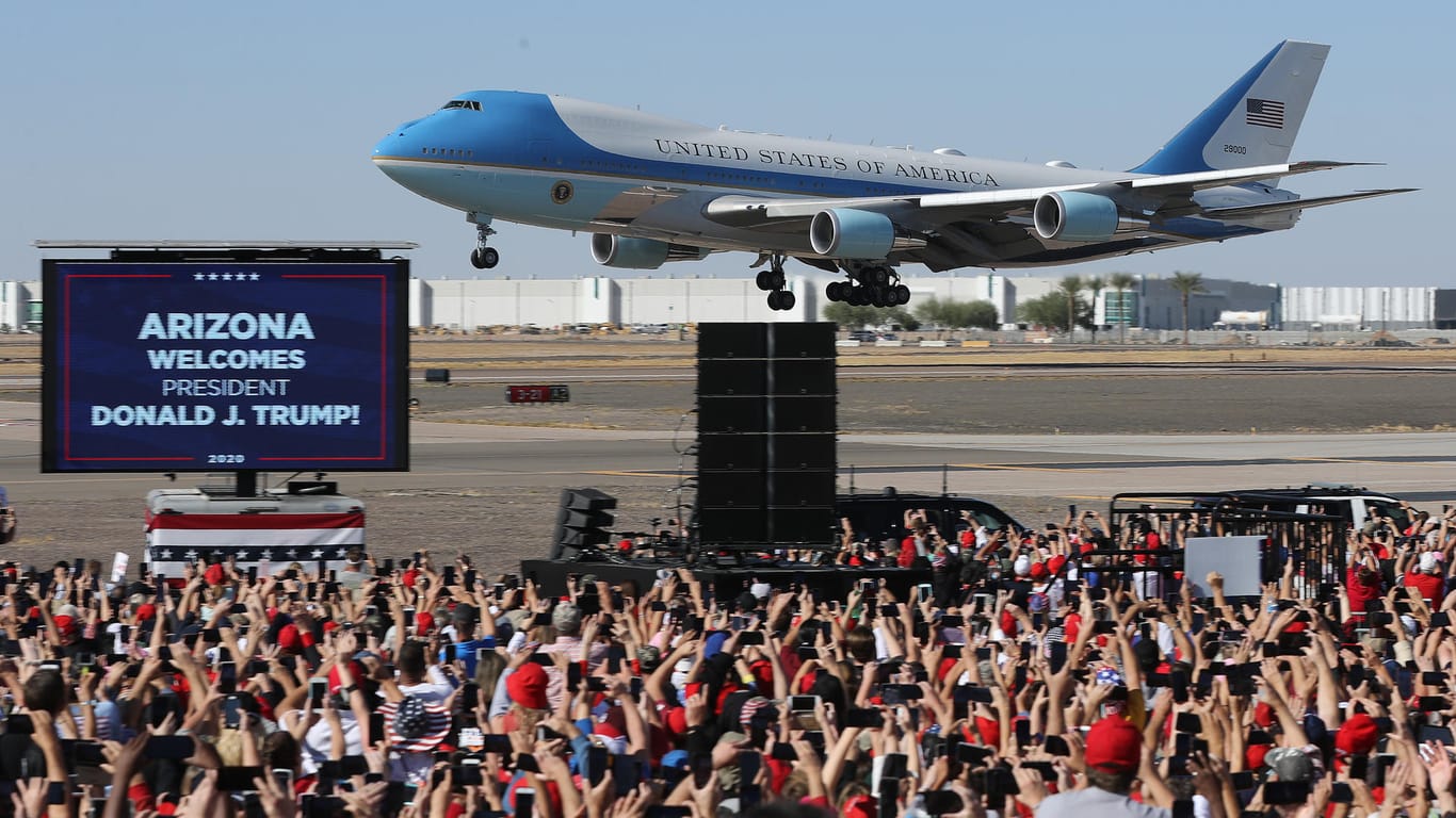 Air Force One im Anflug auf Phoenix, Arizona: Trump gewinnt den Wahlkampf der Bilder.