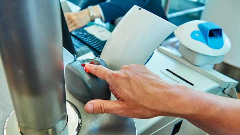 Fingerabdruckscanner am Flughafen: In Reisepässen müssen bereits Fingerabdrücke hinterlegt werden. Im Personalausweis ist das noch freiwillig.