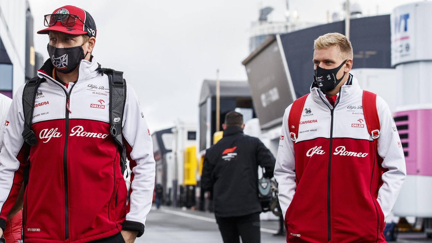 Formel 1: Alfa Romeo bleibt bei seinen Fahrern, darunter auch Kimi Räikkönnen (l). – Mick Schumacher muss auf Haas hoffen.