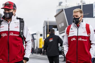 Formel 1: Alfa Romeo bleibt bei seinen Fahrern, darunter auch Kimi Räikkönnen (l). – Mick Schumacher muss auf Haas hoffen.