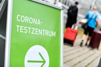 Reiserückkehrer am Flughafen Stuttgart: Das digitale Meldesystem soll Anfang November zur Verfügung stehen. (Symbolbild)