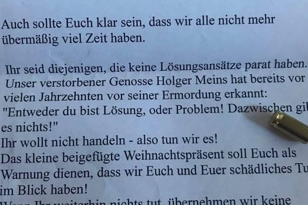 Drohschreiben an Politiker mit Patrone: Die Briefe nahmen Bezug auf die RAF, die Verdächtigen sollen sie verfasst haben.