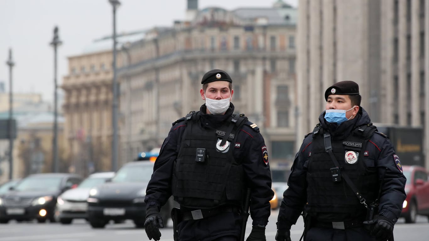 Polizisten in Moskau (Symbolbild): Ein Jugendlicher hat versucht, eine Polizeiwache anzuzünden. Er wurde erschossen.