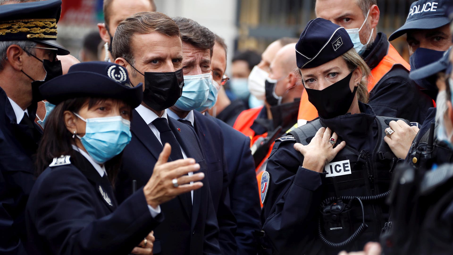 Nizza: Präsident Emmanuel Macron und Bürgermeister Christian Estrosi (4.v.l) sprechen in der südfranzösischen Küstenstadt mit Polizeibeamten.