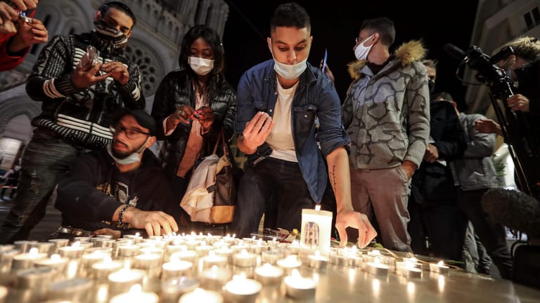 Nizza: Menschen zünden Kerzen auf der Straße vor der Kirche Notre Dame für die Opfer einer Messerattacke an.