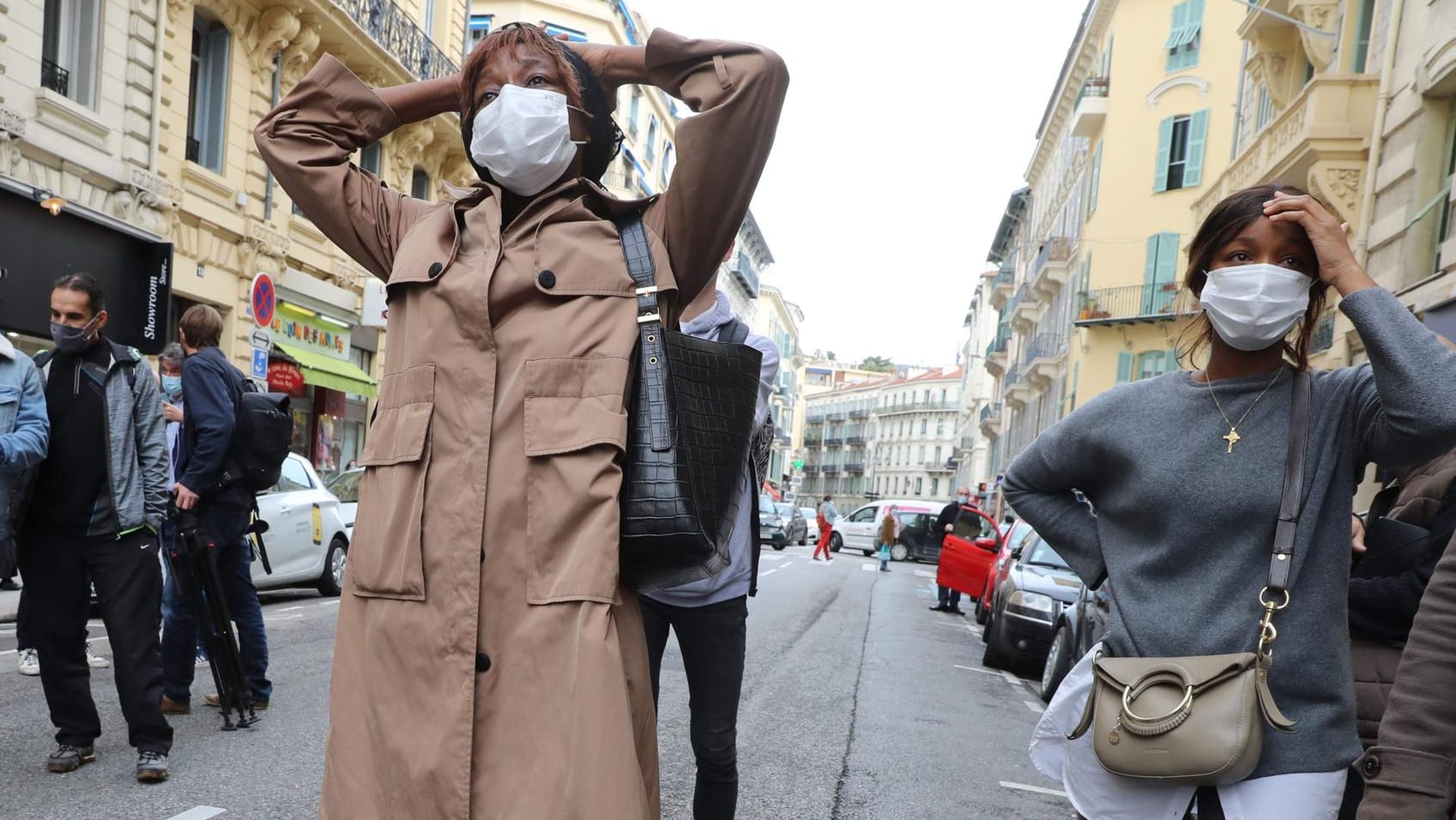 Schock in Nizza: Nach dem Messerangriff stehen Angehörige eines Opfers weinend vor der Kirche.