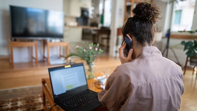 Wer länger im Homeoffice ist, sollte verschiedene Kanäle nutzen, um mit den Kollegen und Vorgesetzten im Austausch zu bleiben.