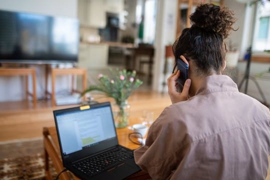 Wer länger im Homeoffice ist, sollte verschiedene Kanäle nutzen, um mit den Kollegen und Vorgesetzten im Austausch zu bleiben.