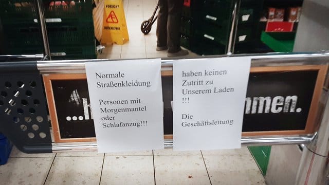 Hinweiszettel machen die Kundschaft in dem Duisburger Supermarkt auf die nun geltende Kleiderordnung aufmerksam. Hinweiszettel machen die Kundschaft in dem Duisburger Supermarkt auf die nun geltende Kleiderordnung aufmerksam.