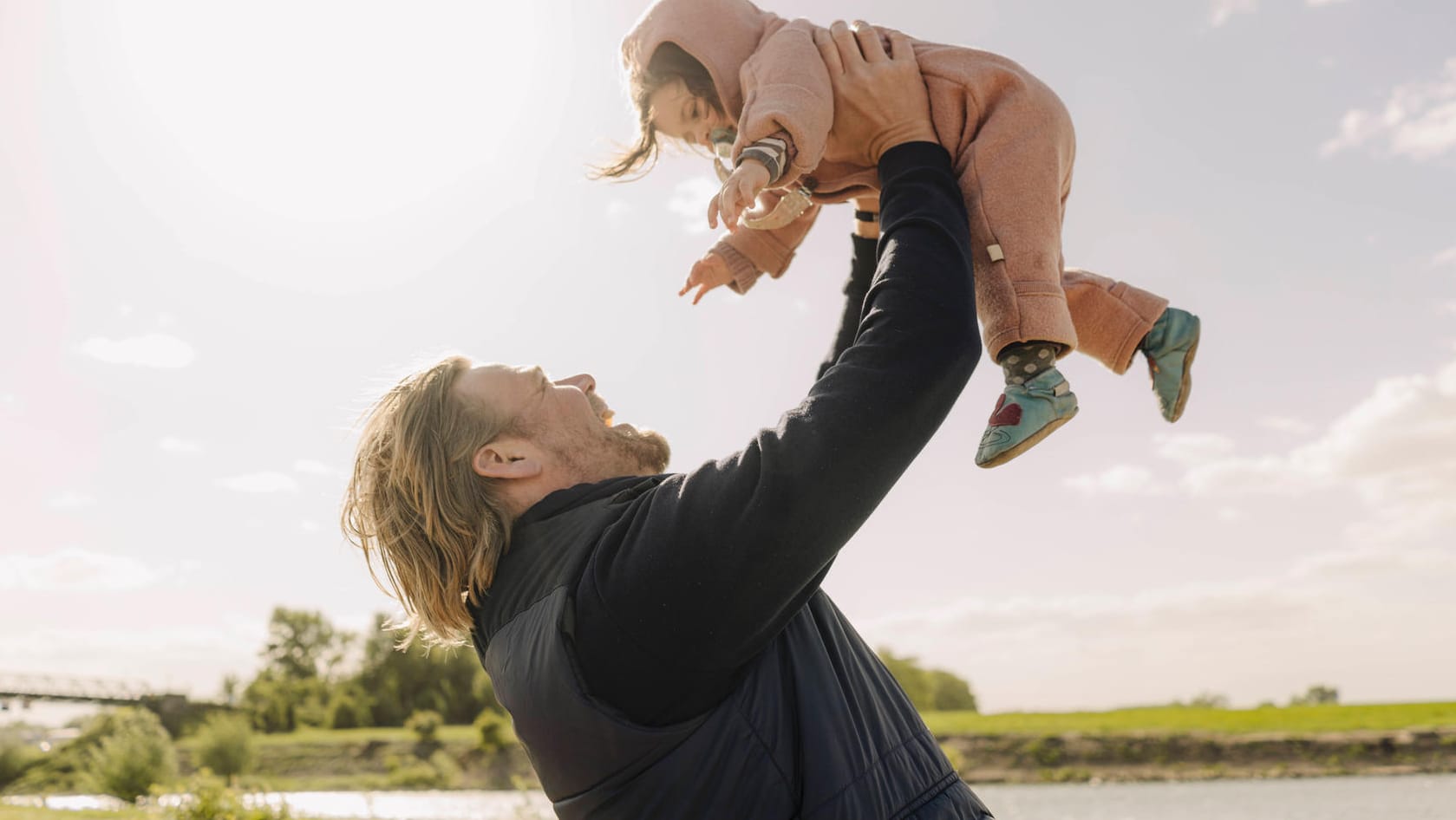 Vater mit Tochter (Symbolbild): Die Elternzeit sollte gut vorbereitet sein – auch was die Krankenversicherung angeht.