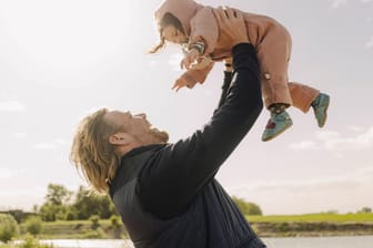 Vater mit Tochter (Symbolbild): Die Elternzeit sollte gut vorbereitet sein – auch was die Krankenversicherung angeht.