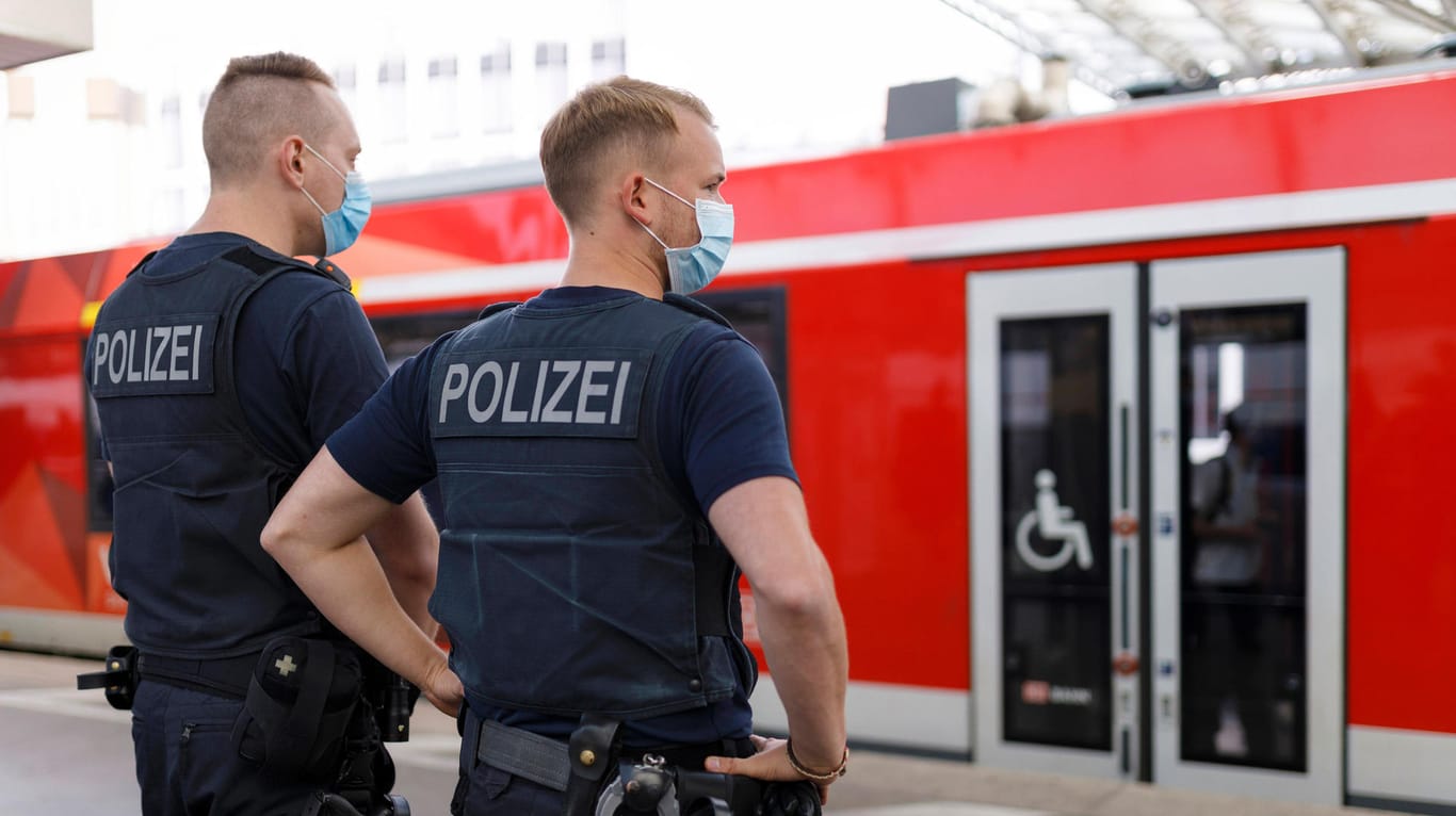 Zwei Polizisten kontrollieren die Einhaltung des coronabedingten Sicherheitsabstandes (Archivbild): In Köln und Düsseldorf wird a kommenden Wochenende vor Beginn des Teil-Lockdowns nochmal verstärkt kontrolliert.