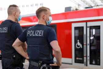 Zwei Polizisten kontrollieren die Einhaltung des coronabedingten Sicherheitsabstandes (Archivbild): In Köln und Düsseldorf wird a kommenden Wochenende vor Beginn des Teil-Lockdowns nochmal verstärkt kontrolliert.