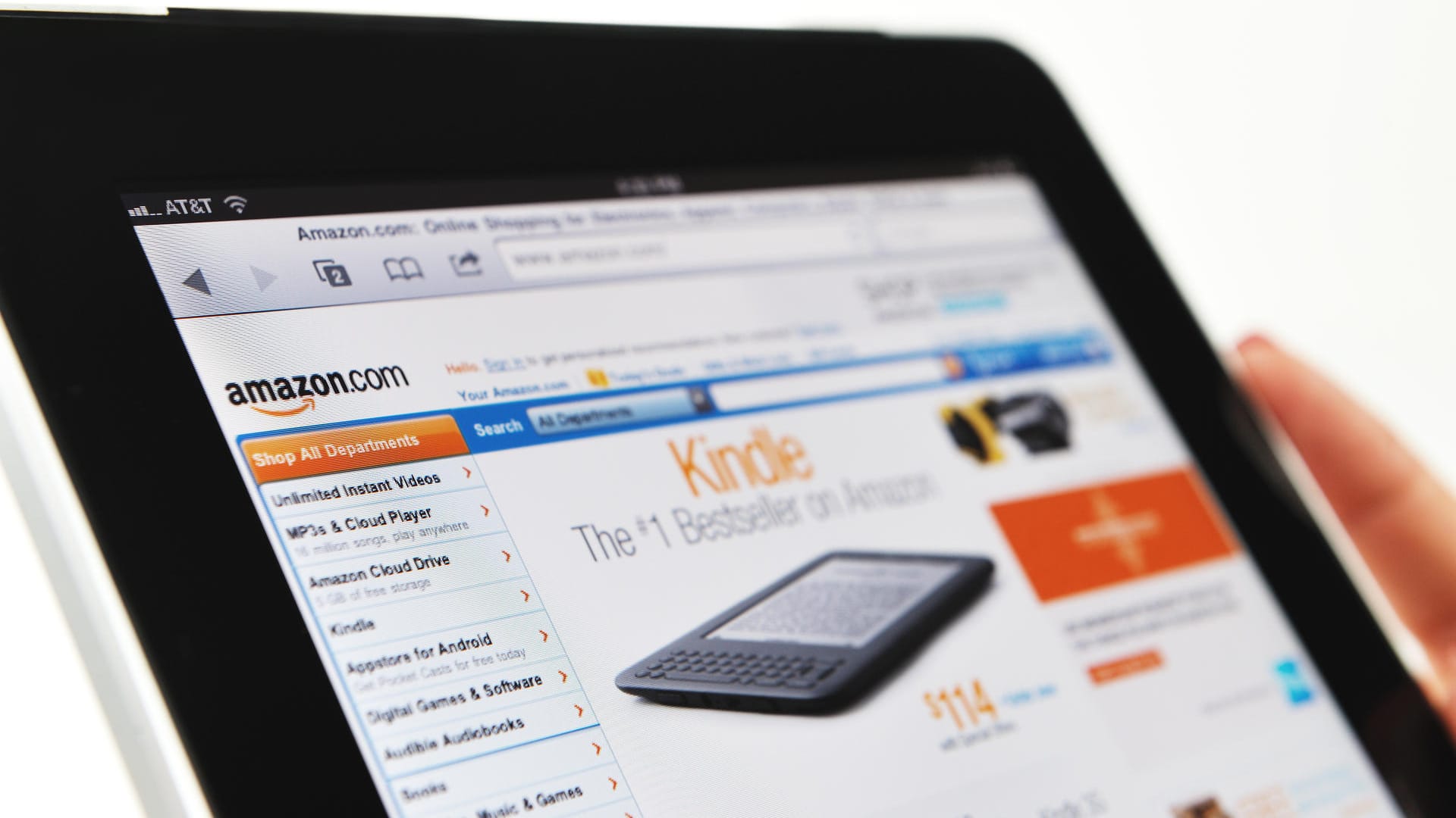 Eine Frau shoppt auf Amazon: Welche Produkte sind besonders stark gefragt? Eine Frau shoppt auf Amazon: Welche Produkte sind besonders stark gefragt?