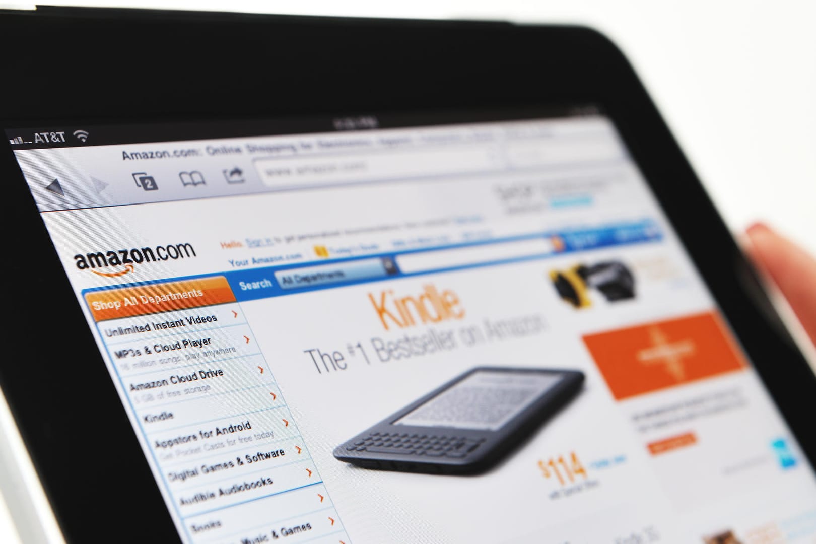 Eine Frau shoppt auf Amazon: Welche Produkte sind besonders stark gefragt?