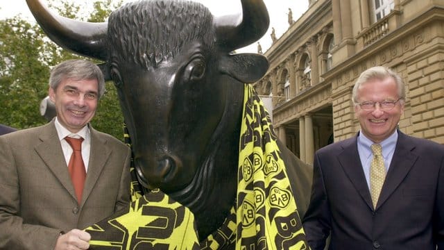 Gerd Niebaum (r), damaliger BVB-Präsident, und der damalige BVB-Manager Michael Meier stehen am 31. Gerd Niebaum (r), damaliger BVB-Präsident, und der damalige BVB-Manager Michael Meier stehen am 31.
