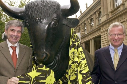 Gerd Niebaum (r), damaliger BVB-Präsident, und der damalige BVB-Manager Michael Meier stehen am 31.