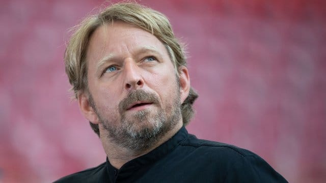 Stuttgarts Sportdirektor Sven Mislintat vor einem Spiel im Stadion. Stuttgarts Sportdirektor Sven Mislintat vor einem Spiel im Stadion.