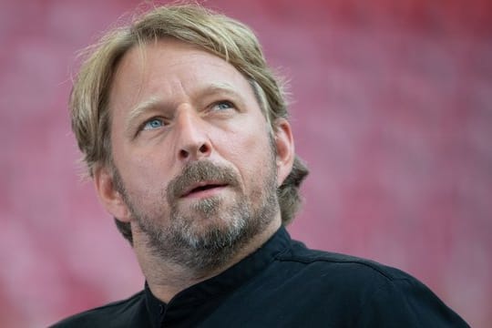 Stuttgarts Sportdirektor Sven Mislintat vor einem Spiel im Stadion.