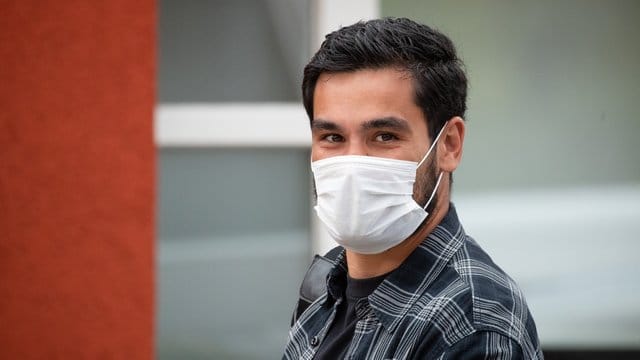 Ilkay Gündogan trägt einen Mund-Nasen-Schutz.