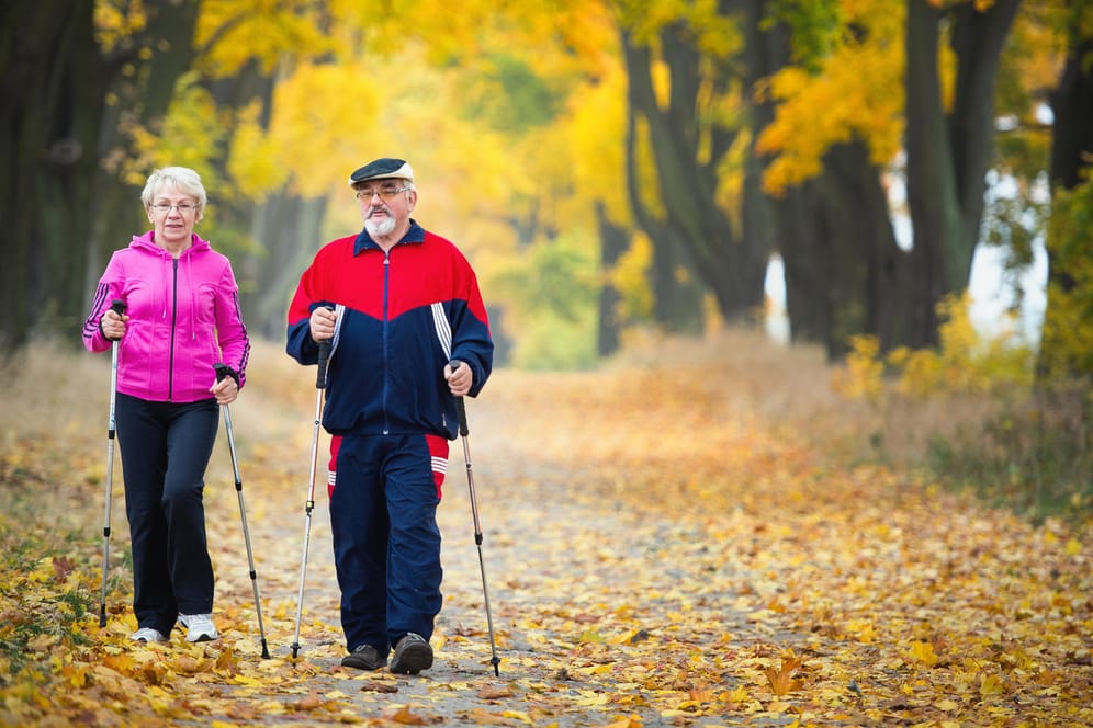 Zwei Senioren beim Nordic Walking: Die Sportart ist nicht nur gut für die Ausdauer, sondern auch für die Knochen.